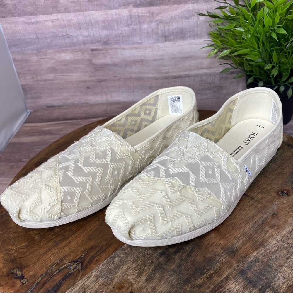 Toms Alpargata Natural Chevron Lace slip ons - Size 7.5
